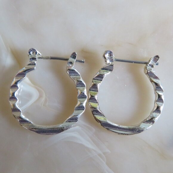 Silver Tone Metal Hoop Earrings Pierced (K726) - Picture 1 of 3